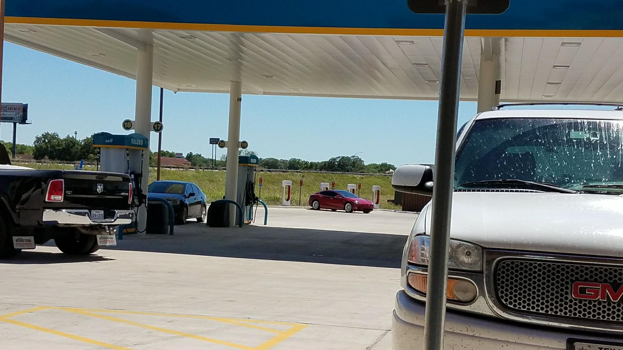 Amigos Country Corner & Travel Center Flatonia, TX EV Station