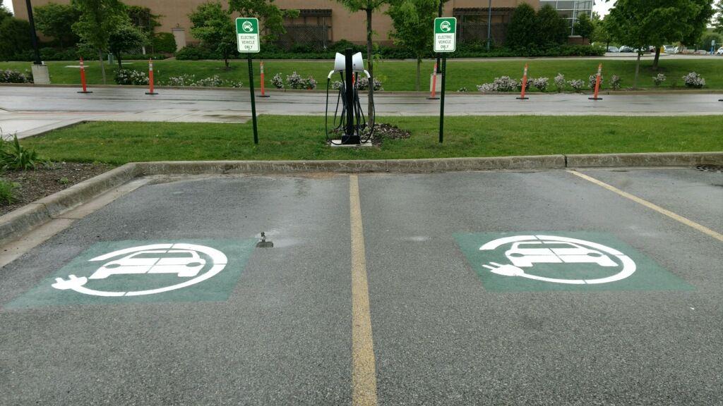 Fields Chrysler Jeep Dodge RAM Glenview Glenview, IL EV Station