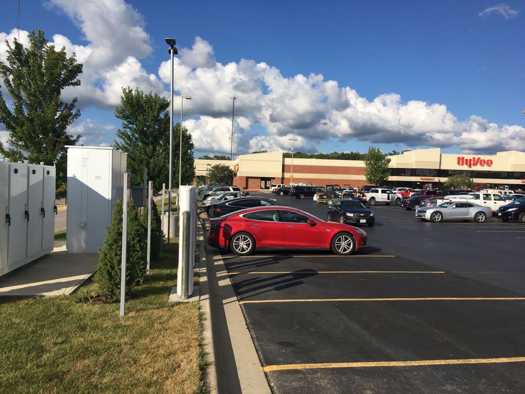HyVee Grocery Store Osage Beach, MO EV Station