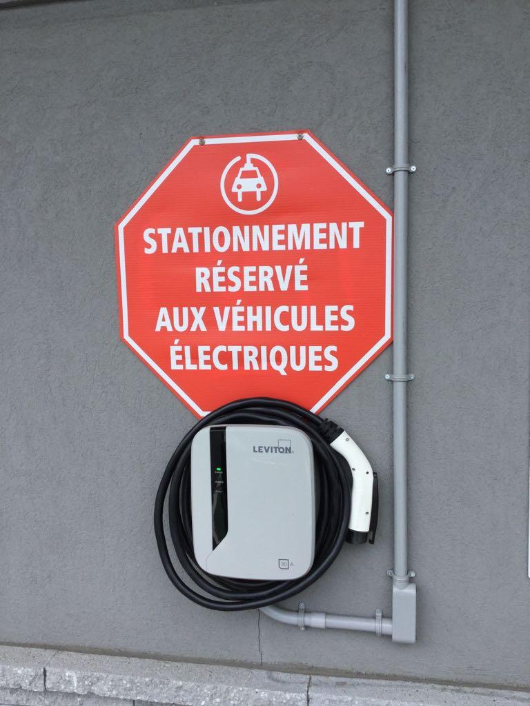 Métro Fordham / SAQ SaintZotique, QC EV Station