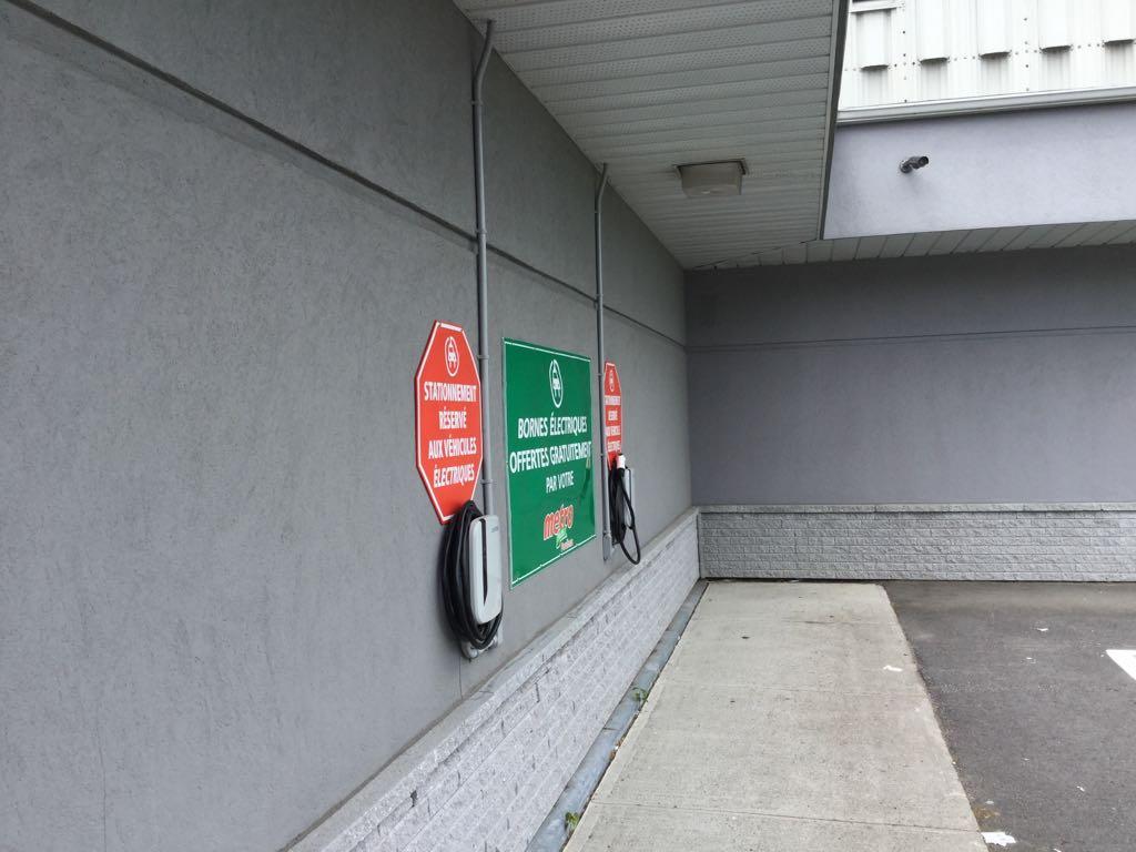 Métro Fordham / SAQ SaintZotique, QC EV Station