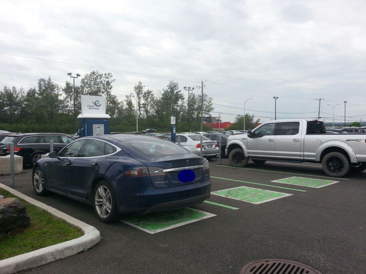 Deragon Sélection Cowansville, QC EV Station