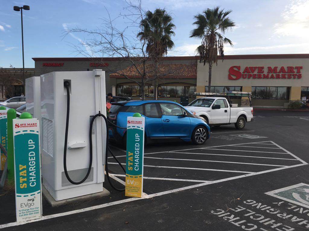 Fig Tree Plaza Save Mart (1) Chowchilla, CA EV Station