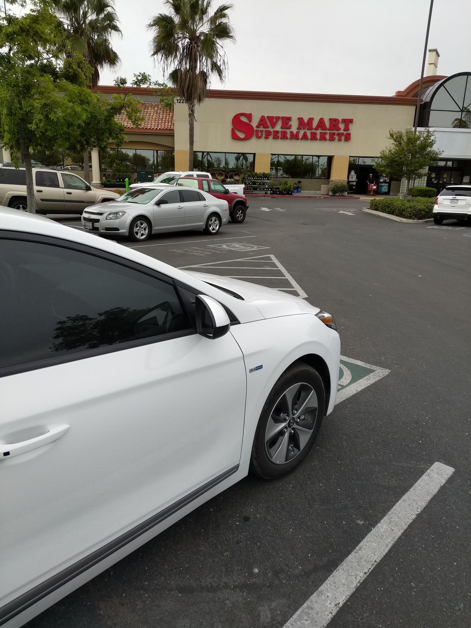 Fig Tree Plaza Save Mart (1) Chowchilla, CA EV Station