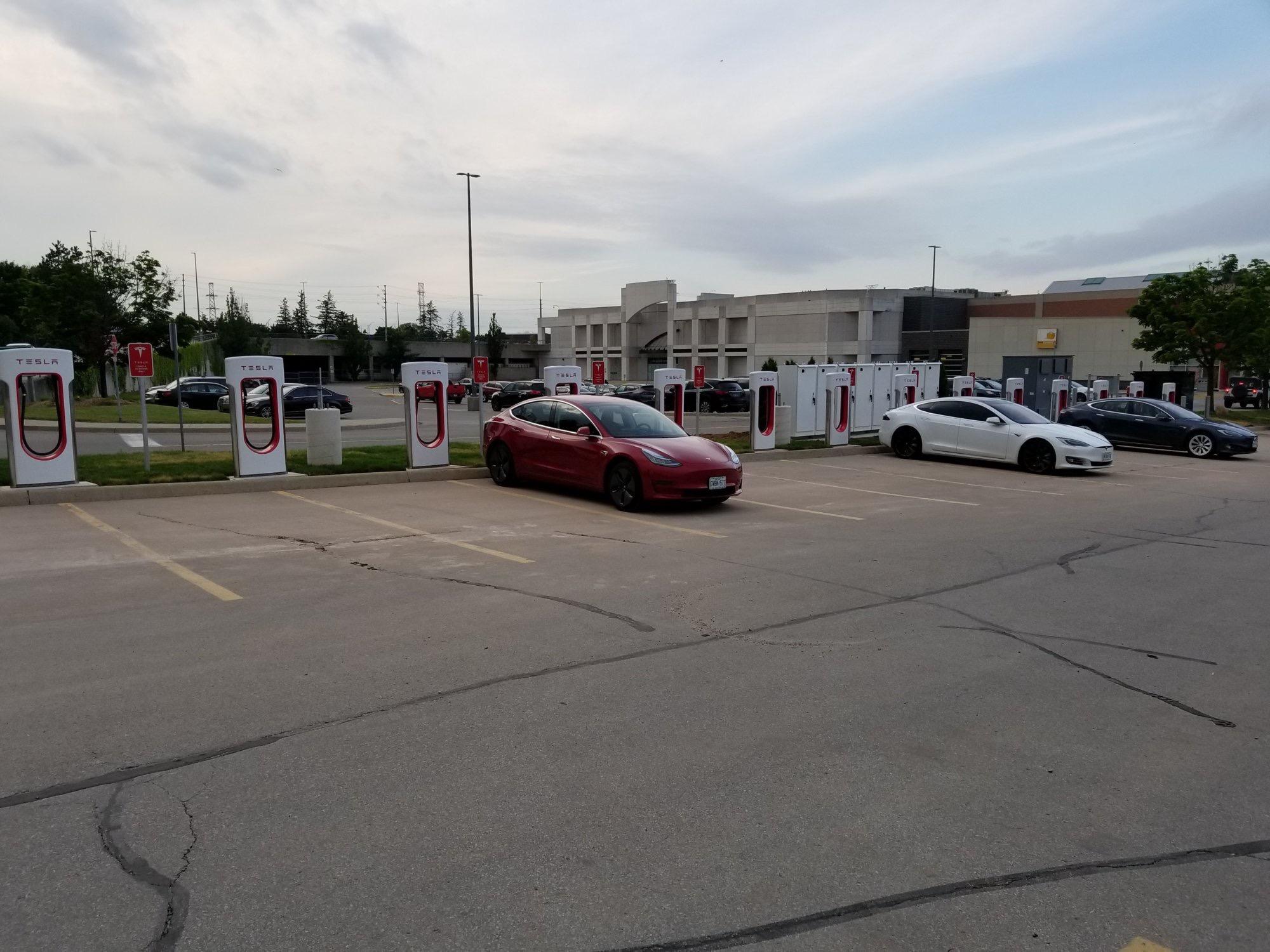 Mapleview Shopping Centre Laura Burlington, ON EV Station