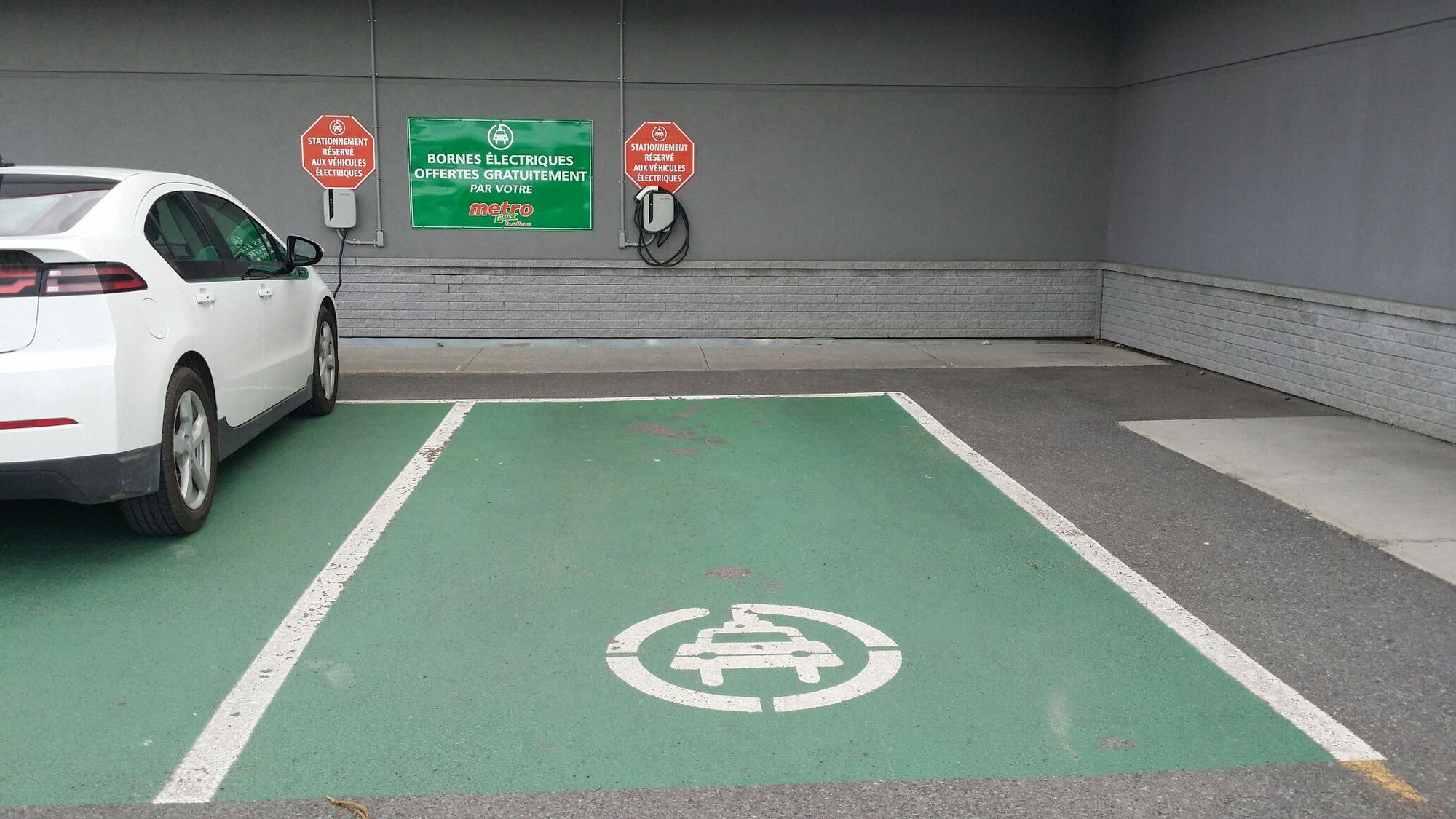 Métro Fordham / SAQ SaintZotique, QC EV Station