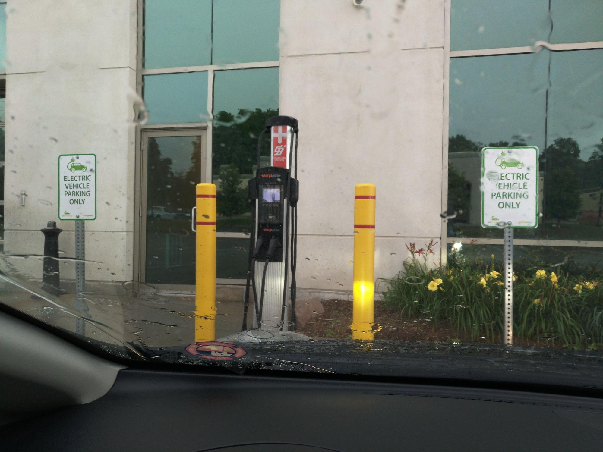 8800 Dufferin St Building Vaughan, ON EV Station