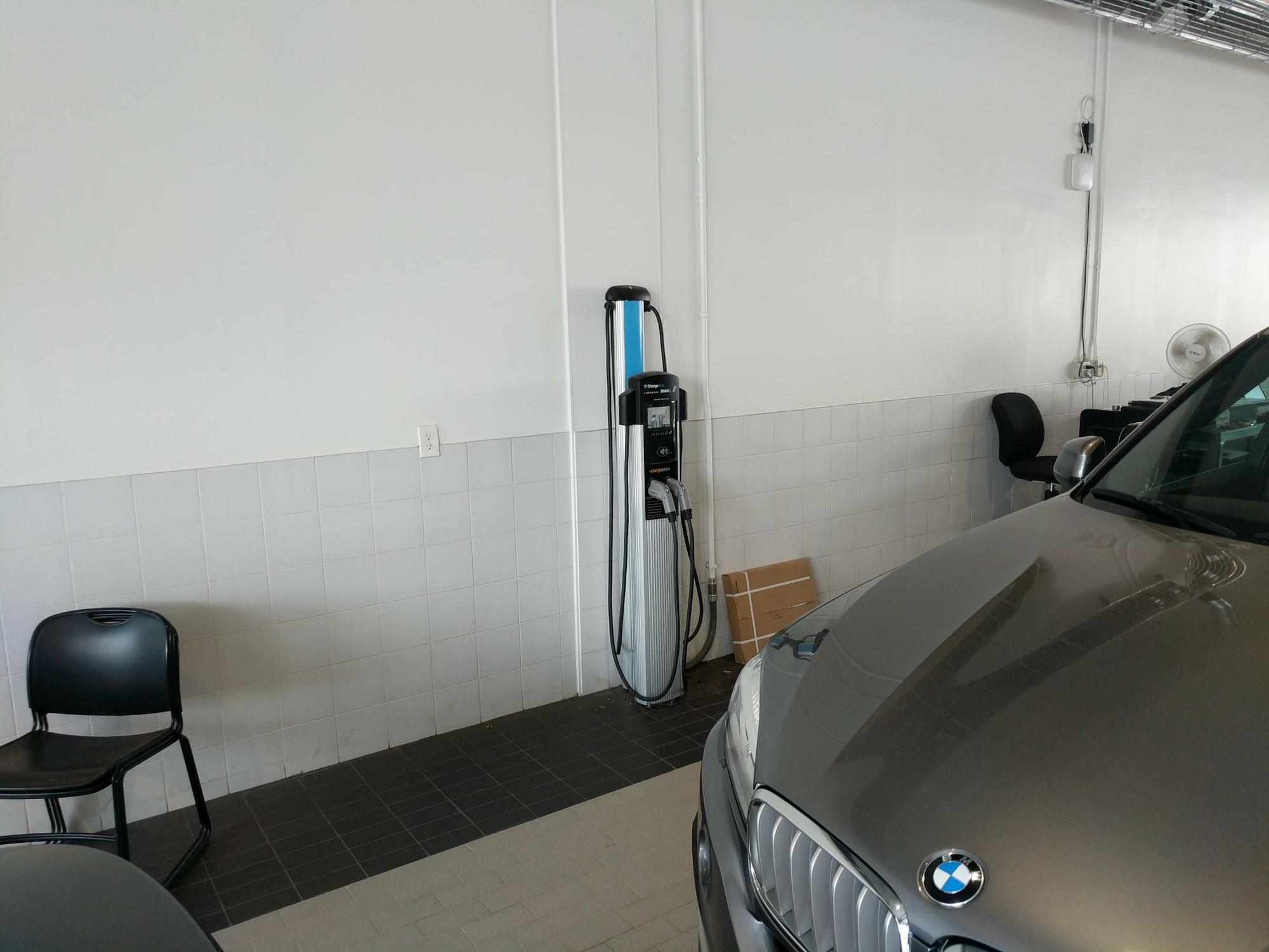 Roadshow BMW | Memphis, TN | EV Station