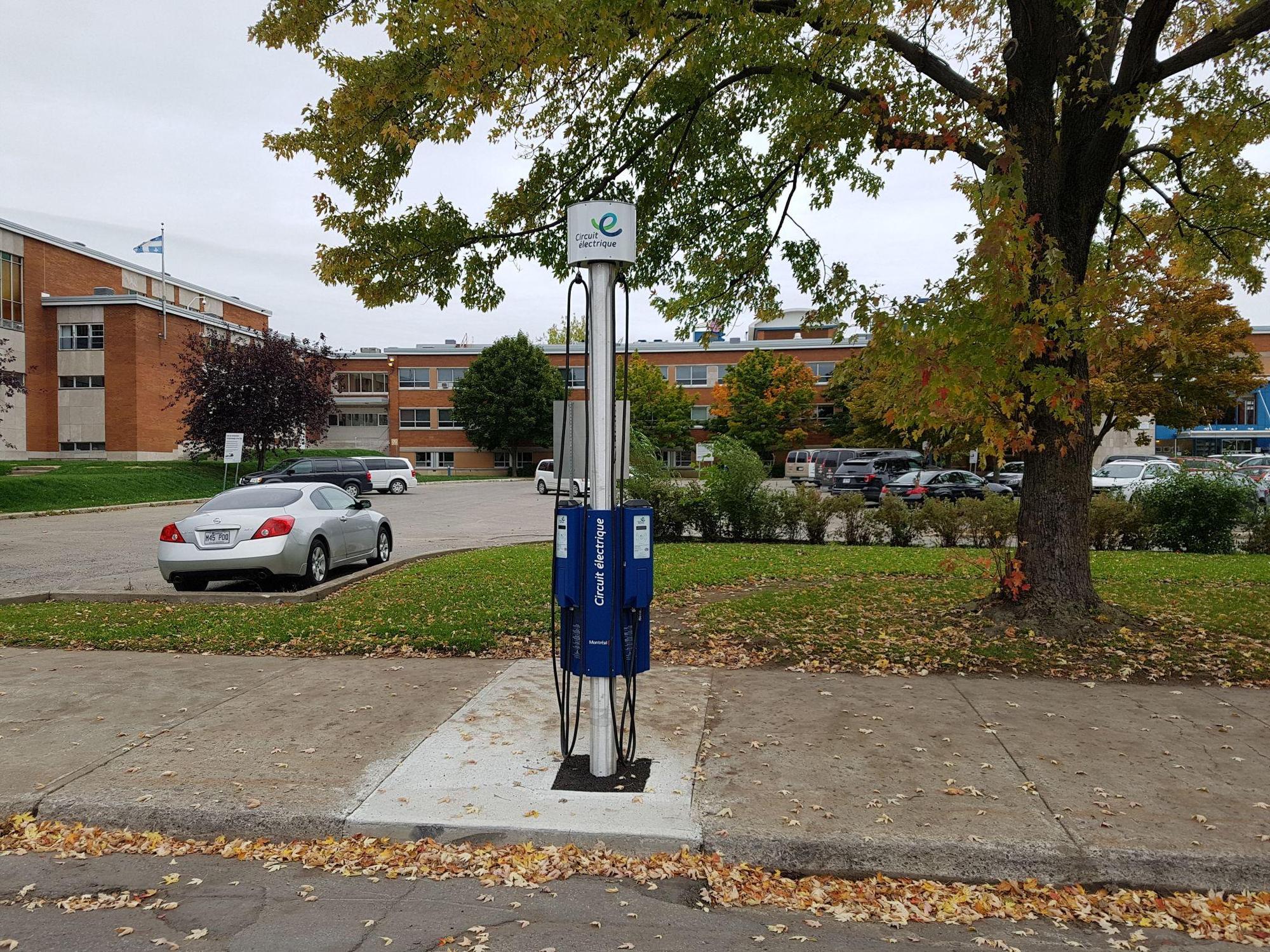 rue SaintHubert Parking/Charging Montréal, QC EV Station