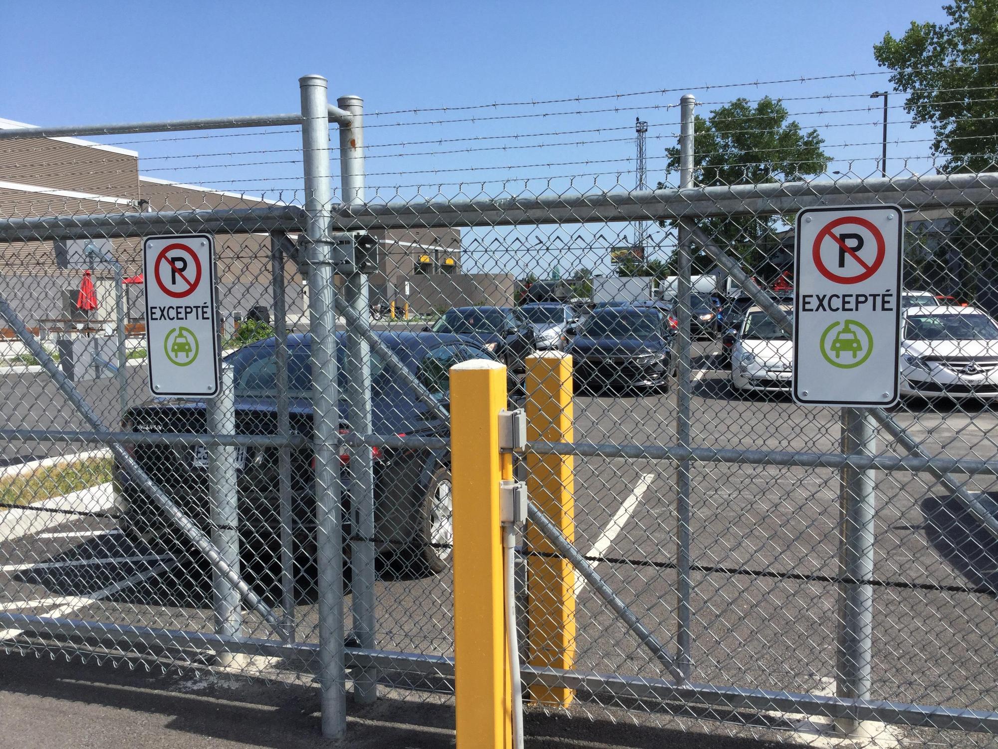 Cours de service Ville-Marie | Montréal, QC | EV Station