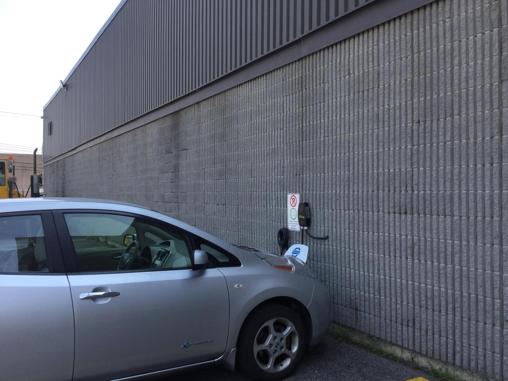 Purolator Montréal, QC EV Station