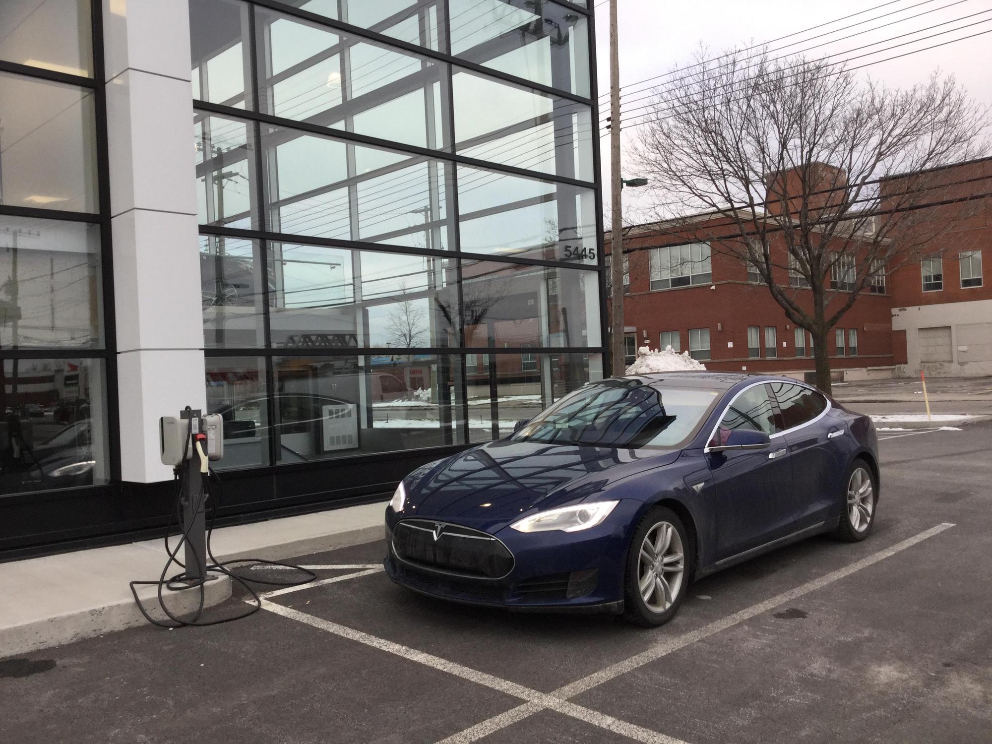 Claireview Claireview Leasing | Mont-Royal, QC | EV Station