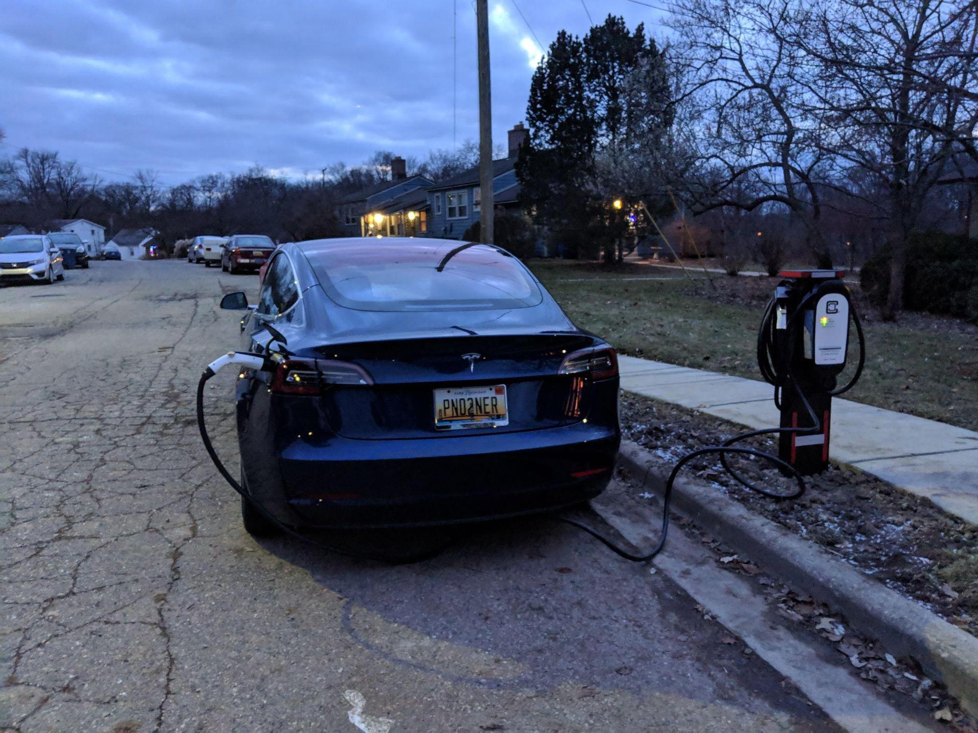 Fernwood Ave Parking/Charging Ann Arbor, MI EV Station