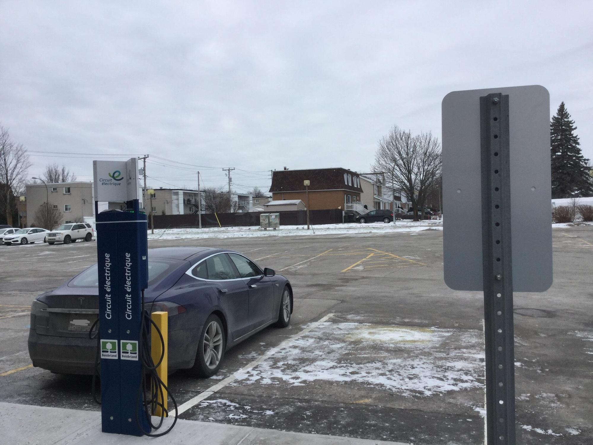 Bibliothèque de Boisbriand Boisbriand, QC EV Station