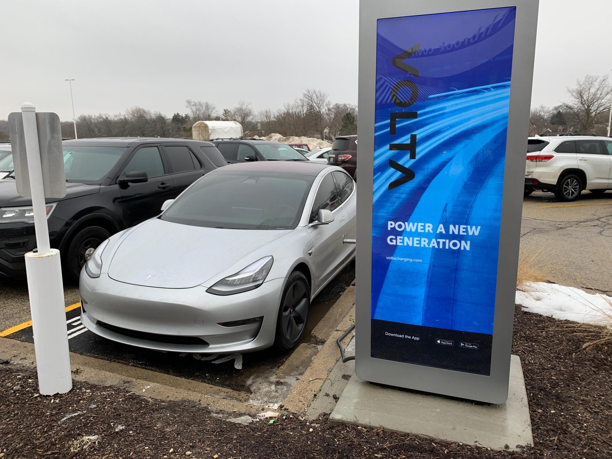 Northbrook Court Corner Bakery Northbrook, IL EV Station