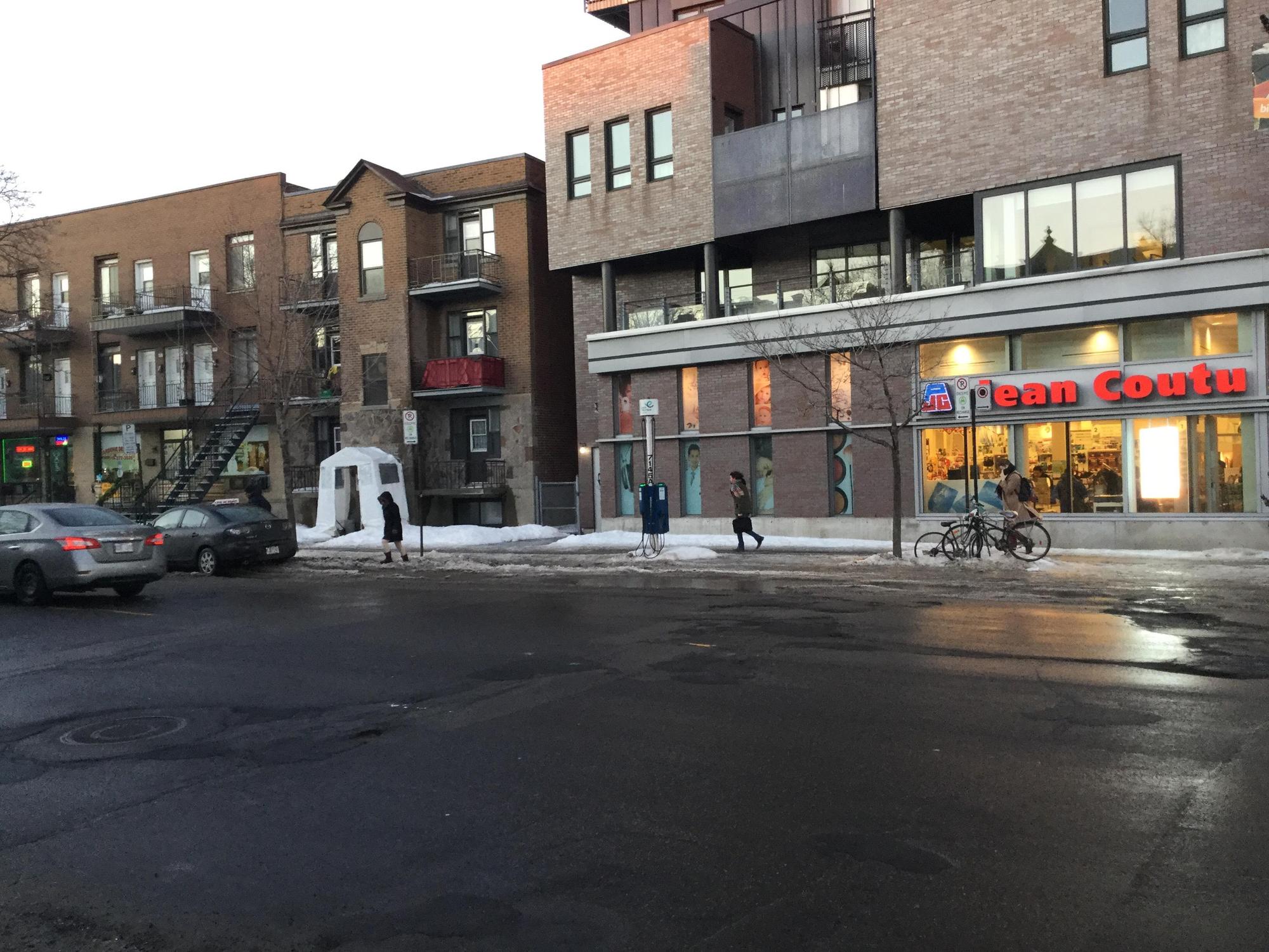 Rue SaintDenis/JeanTalon Stationnement / Chargement Montréal, QC