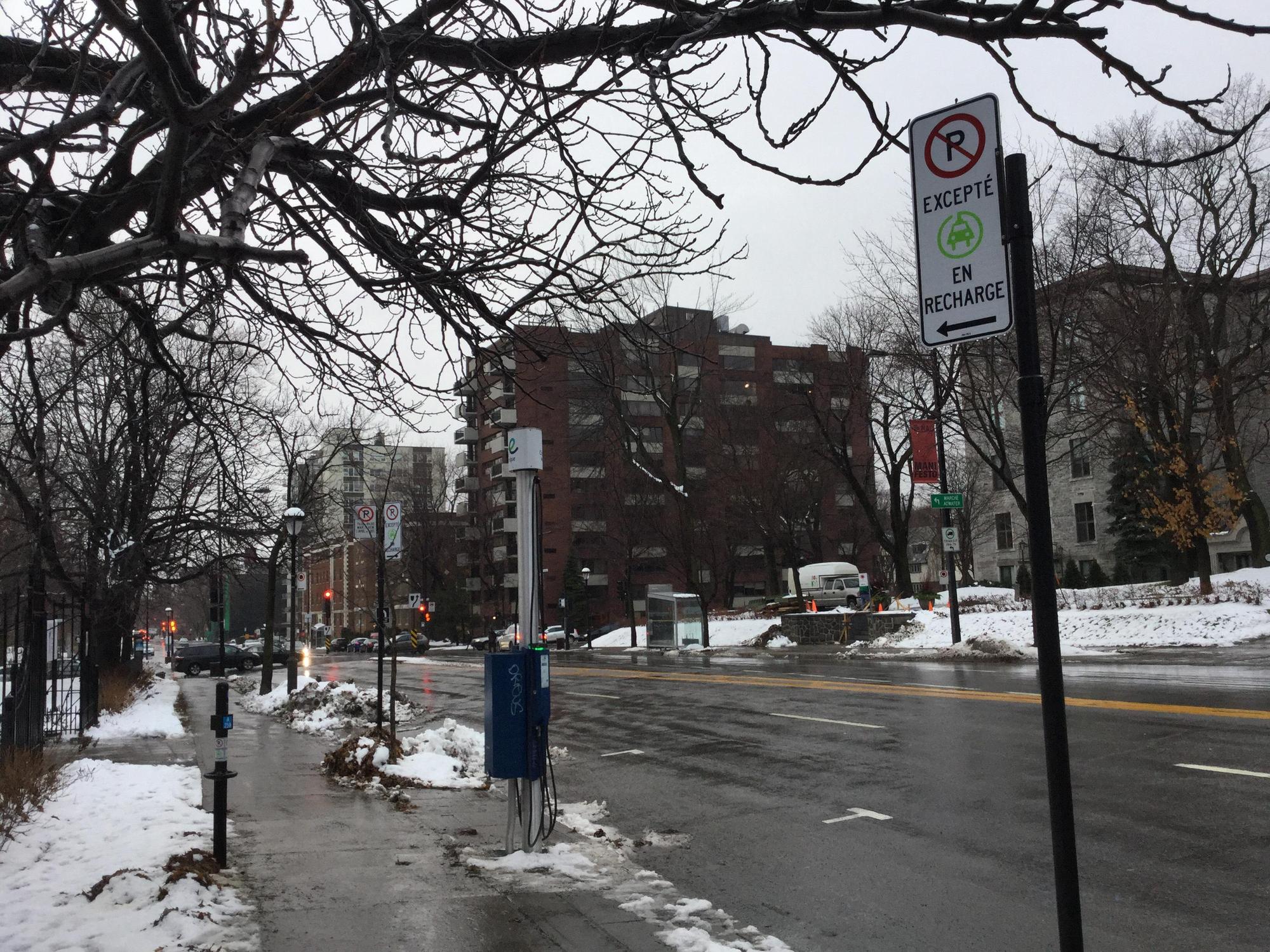 Rue Sherbrooke Parking Montréal, QC EV Station