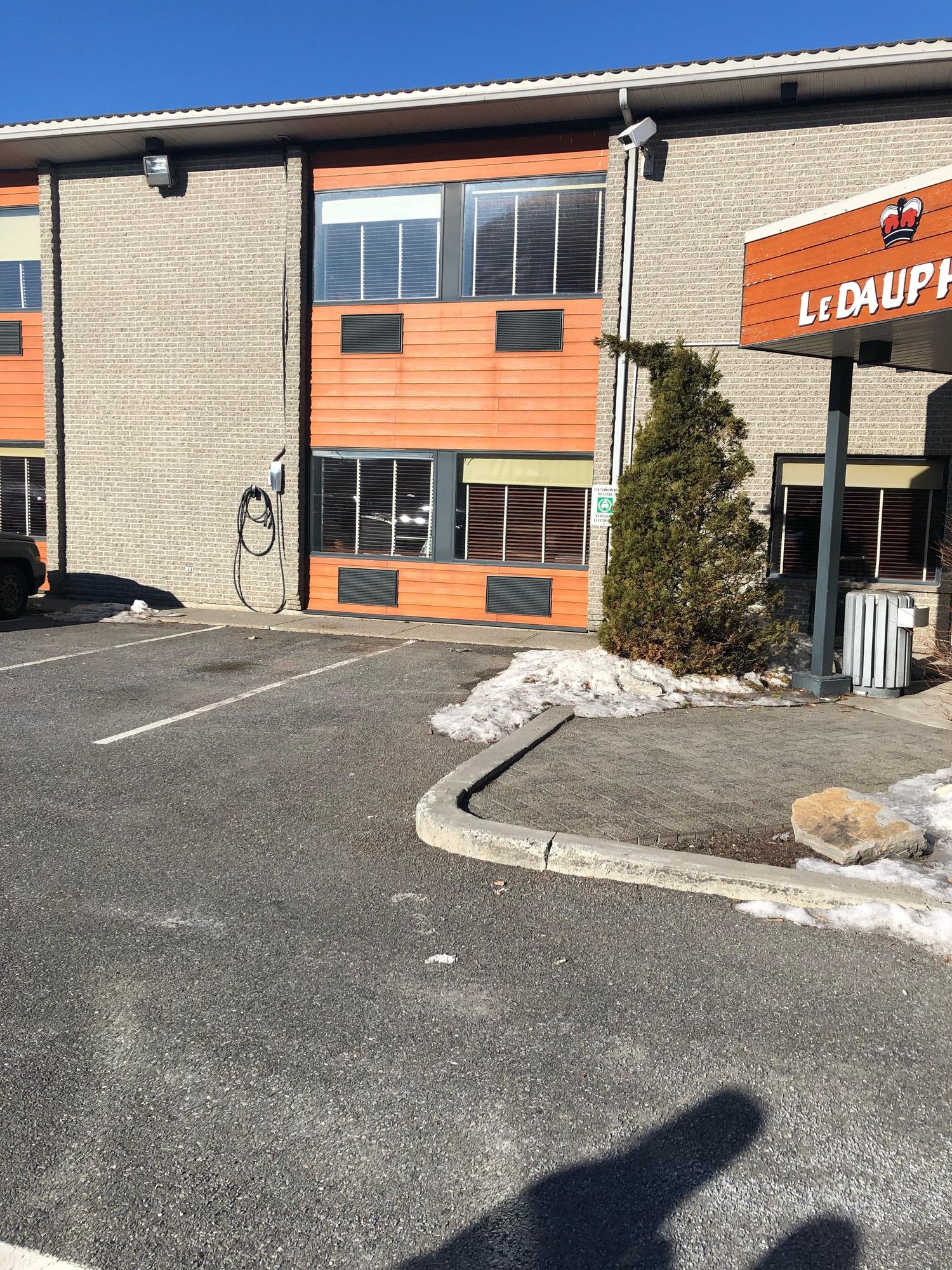 Hôtel Le Dauphin SaintHyacinthe SaintHyacinthe, QC EV Station