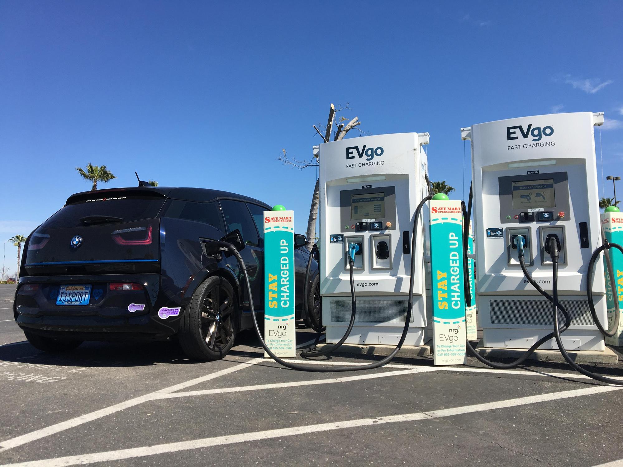 Fig Tree Plaza Save Mart (1) Chowchilla, CA EV Station