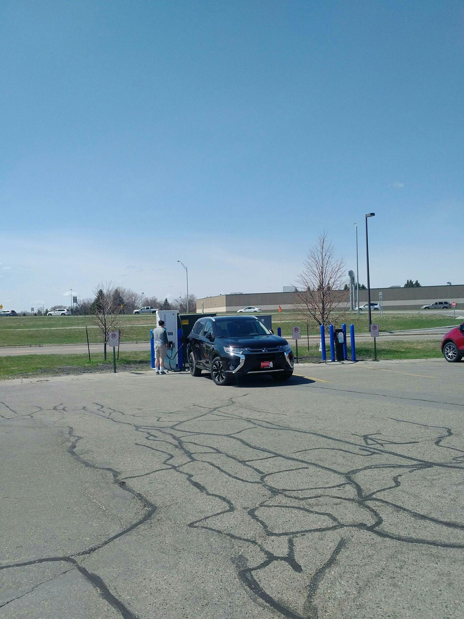 Noodles and Company Moorhead, MN EV Station