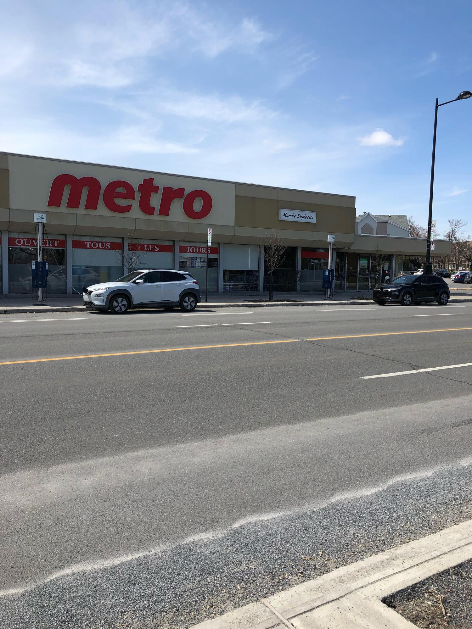 Rue NotreDame Parking/Charging Montréal, QC EV Station