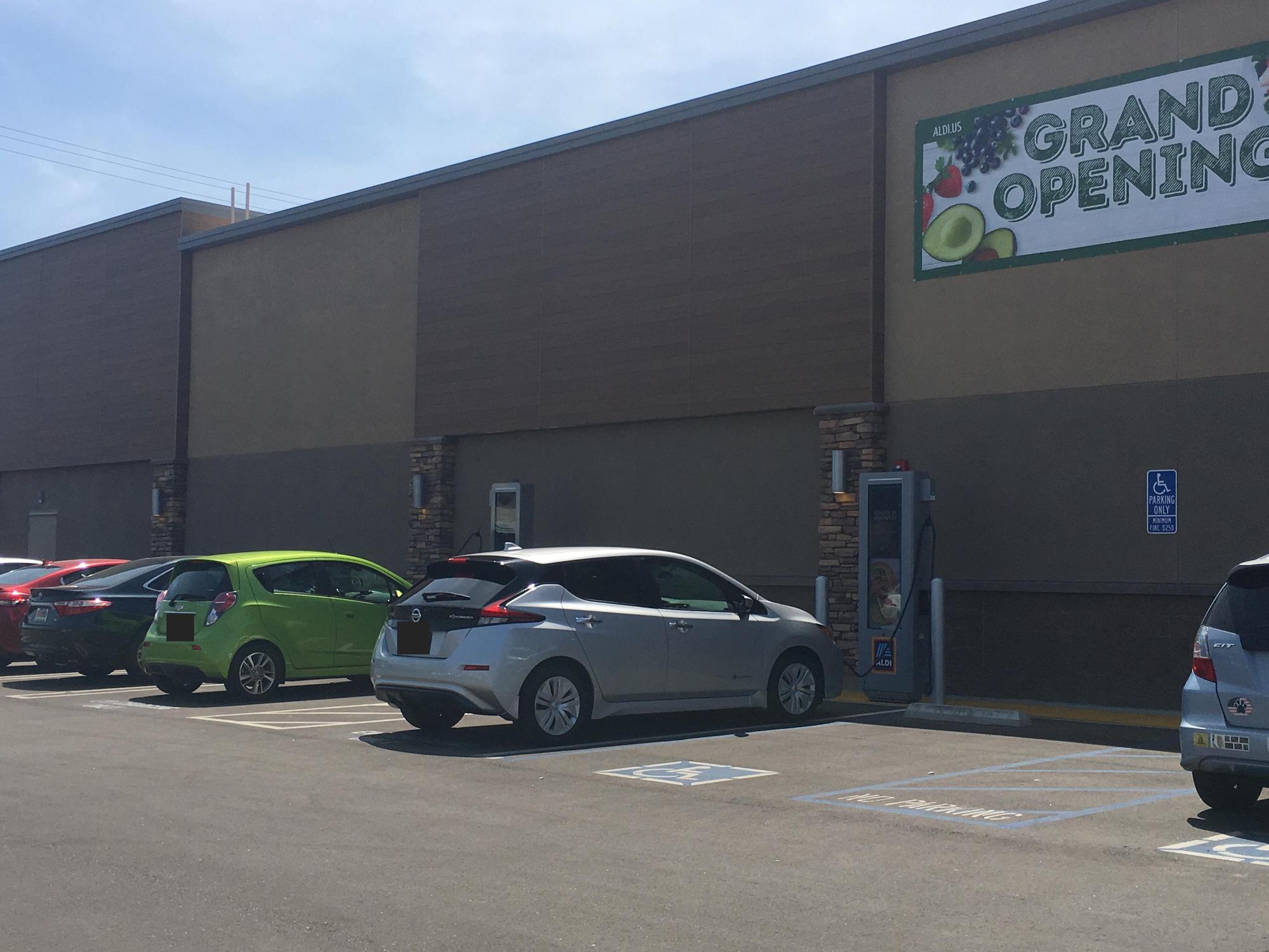 ALDI Los Angeles, CA EV Station