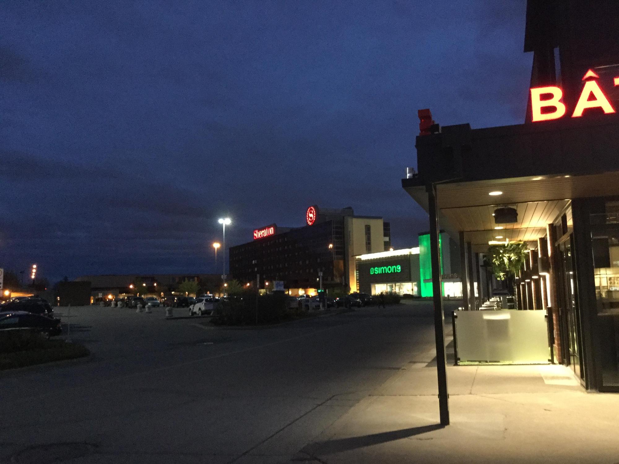 Baton Rouge Laval CF Carrefour Laval - Bâton Rouge Grillhouse & Bar | Laval, QC | EV Station
