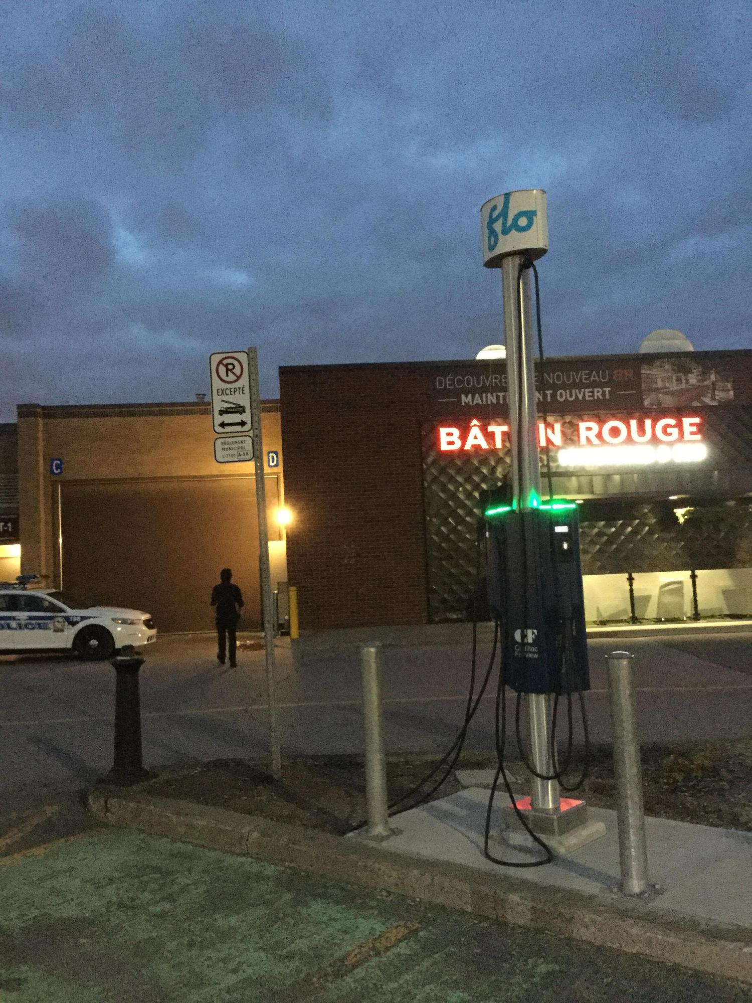 Baton Rouge Laval CF Carrefour Laval - Bâton Rouge Grillhouse & Bar | Laval, QC | EV Station