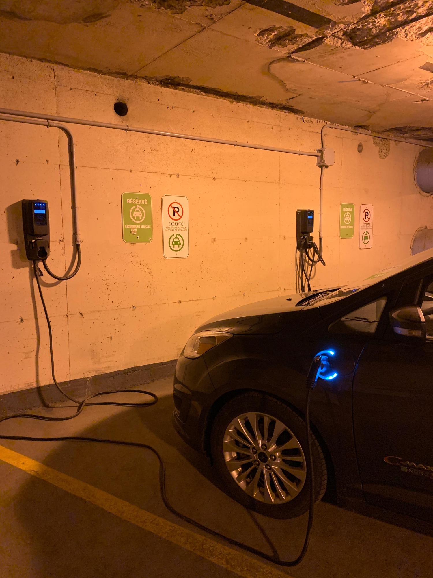 Stationnement Place D’Youville Québec, QC EV Station