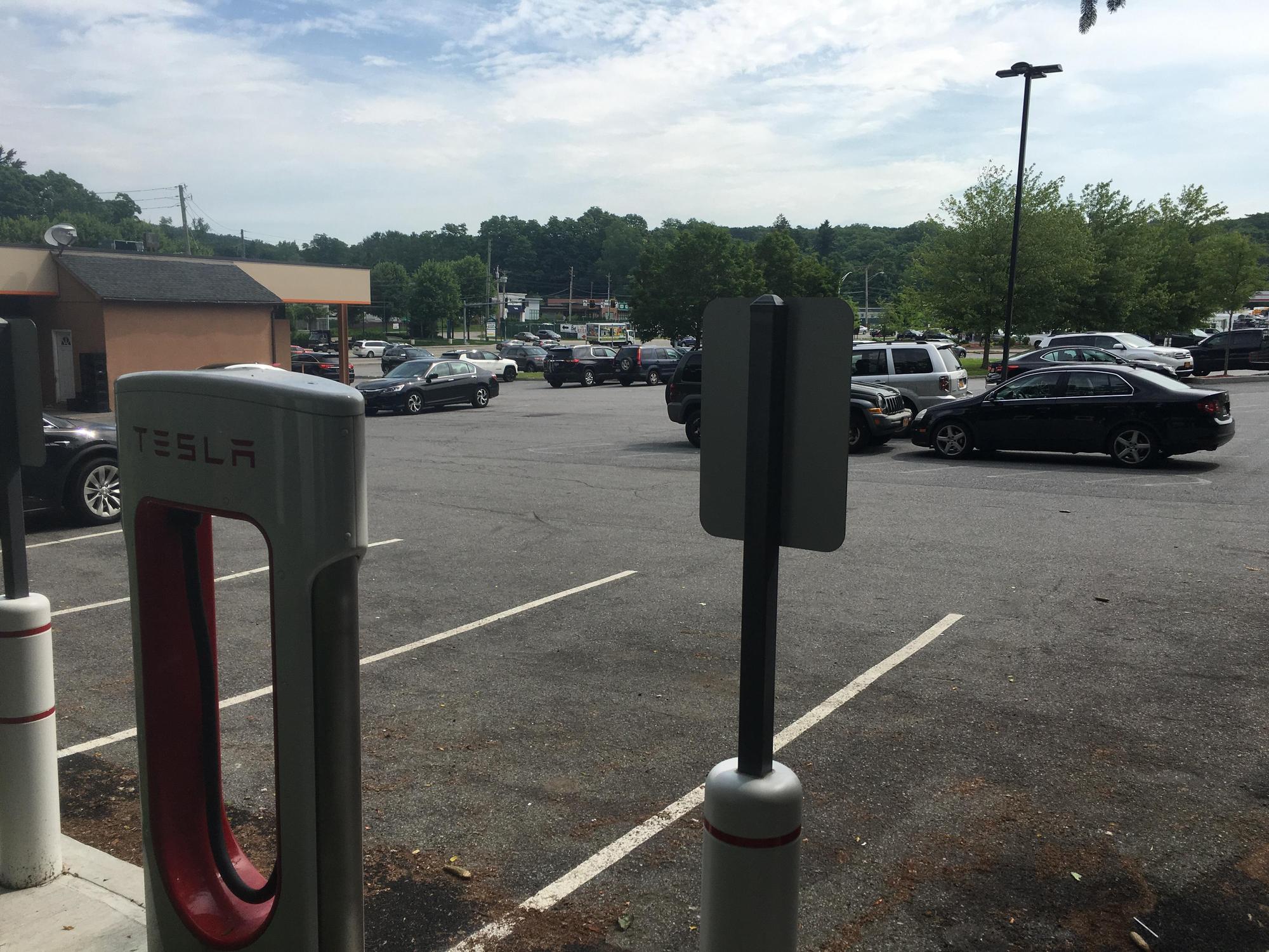 Staples Plaza Yorktown Heights, NY EV Station