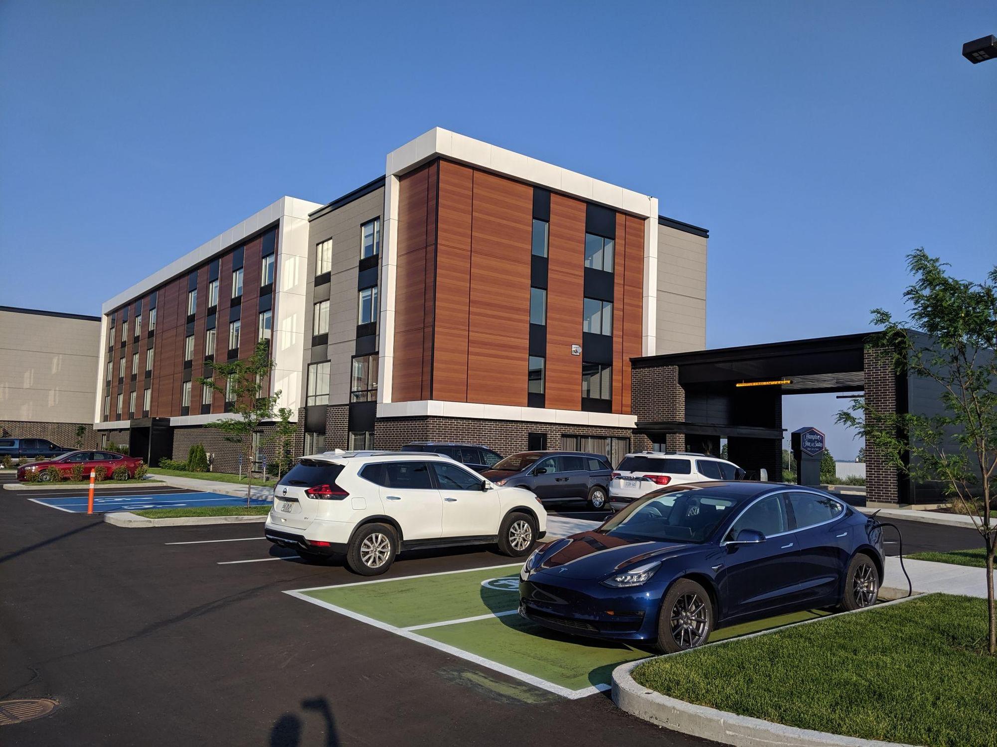 Hampton Inn Québec, QC EV Station
