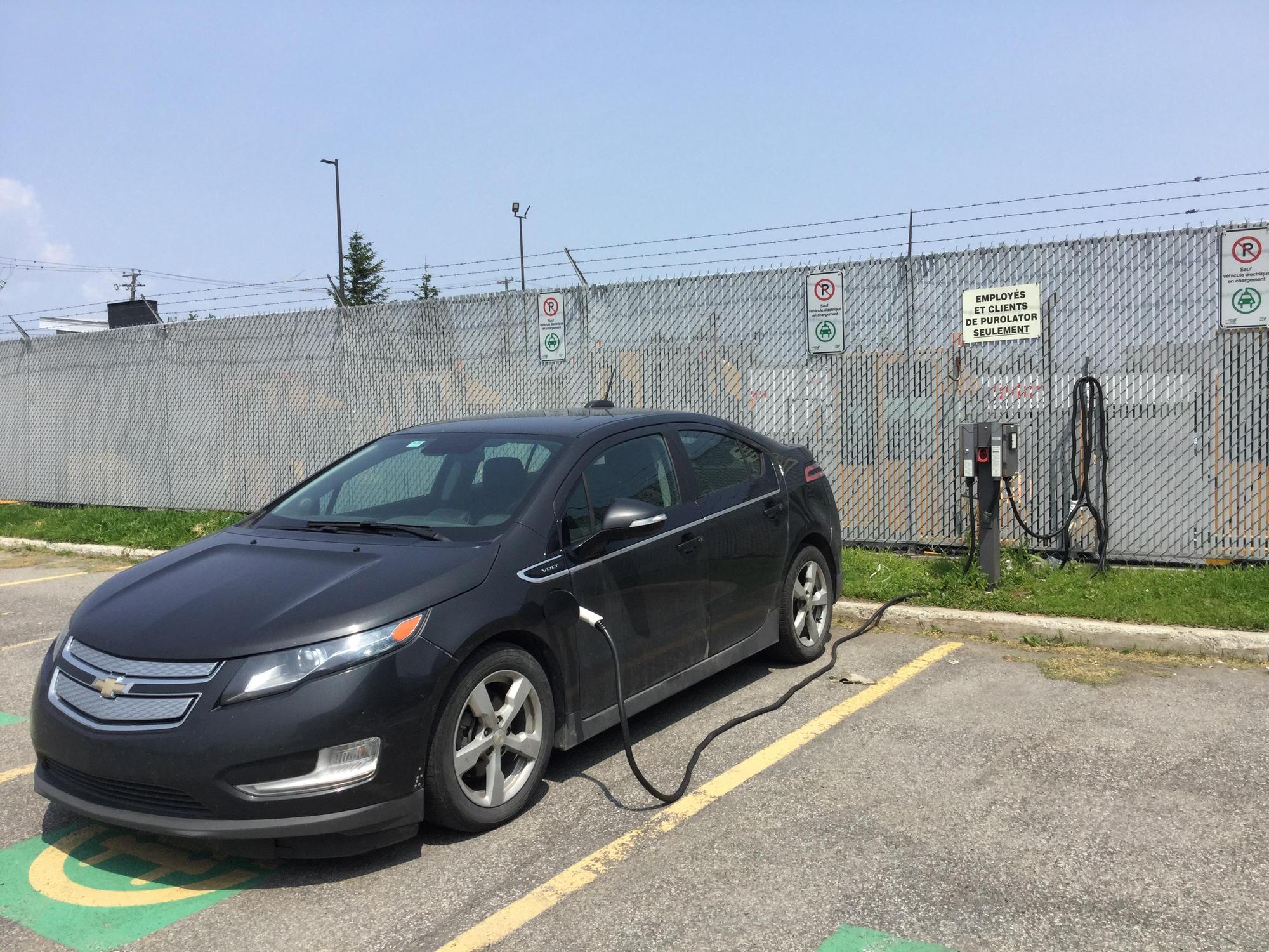 Purolator Montréal, QC EV Station