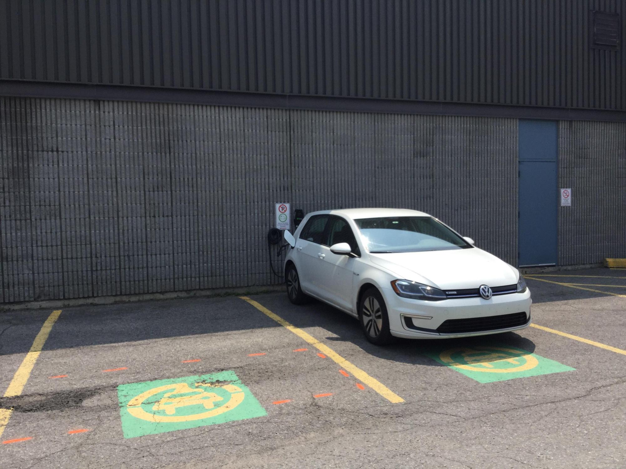 Purolator Montréal, QC EV Station