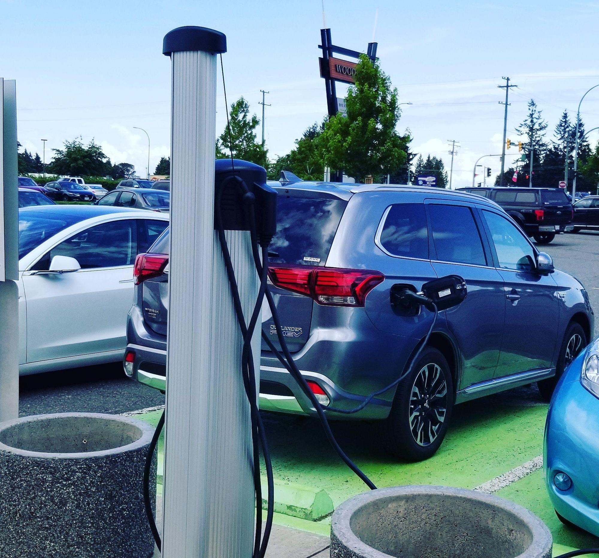 Woodgrove Centre Toys"R"Us Nanaimo, BC EV Station