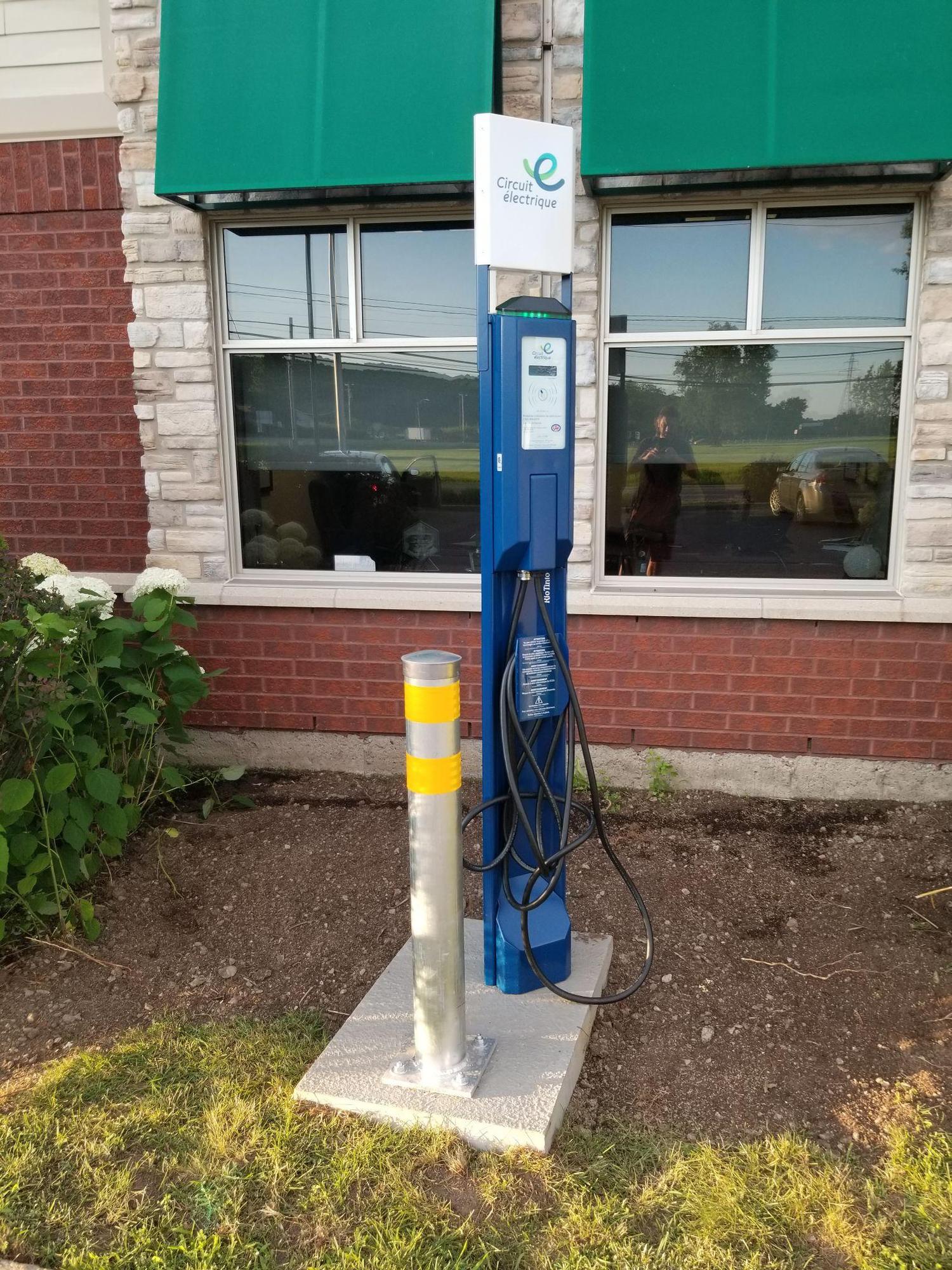 Desjardins SaintJosephduLac, QC EV Station