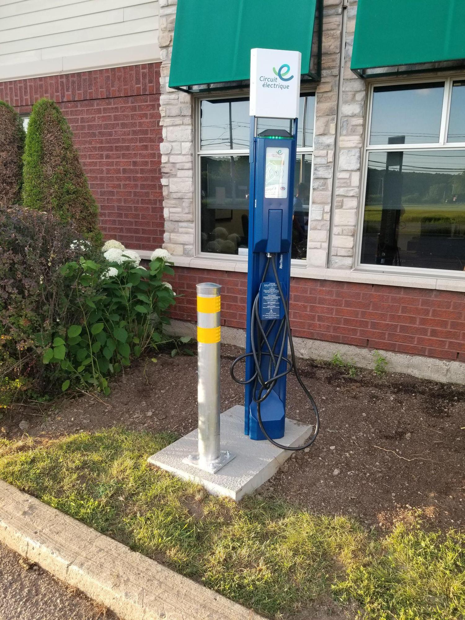 Desjardins SaintJosephduLac, QC EV Station