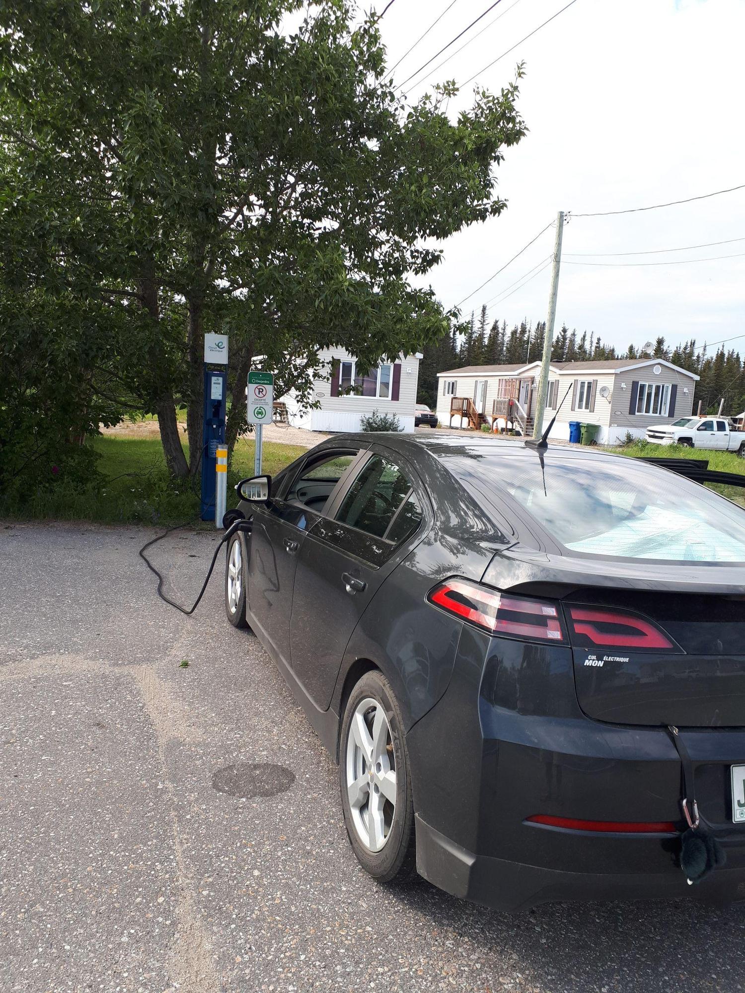 Caisse Desjardins LonguePointedeMingan, QC EV Station