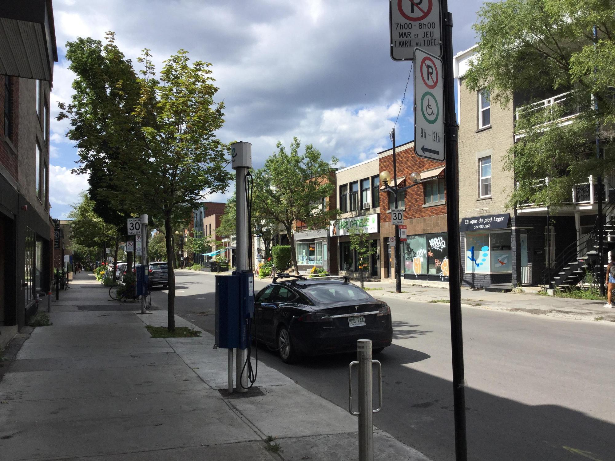 Rue StHubert Stationnement / Chargement Montréal, QC EV Station