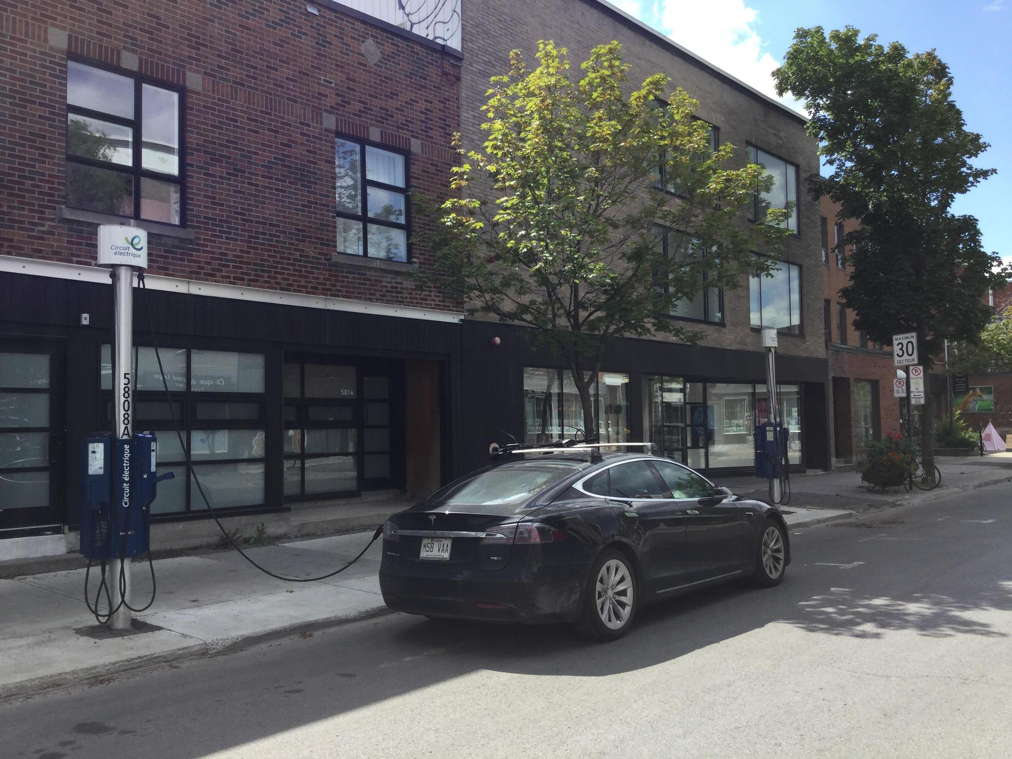 Rue StHubert Stationnement / Chargement Montréal, QC EV Station