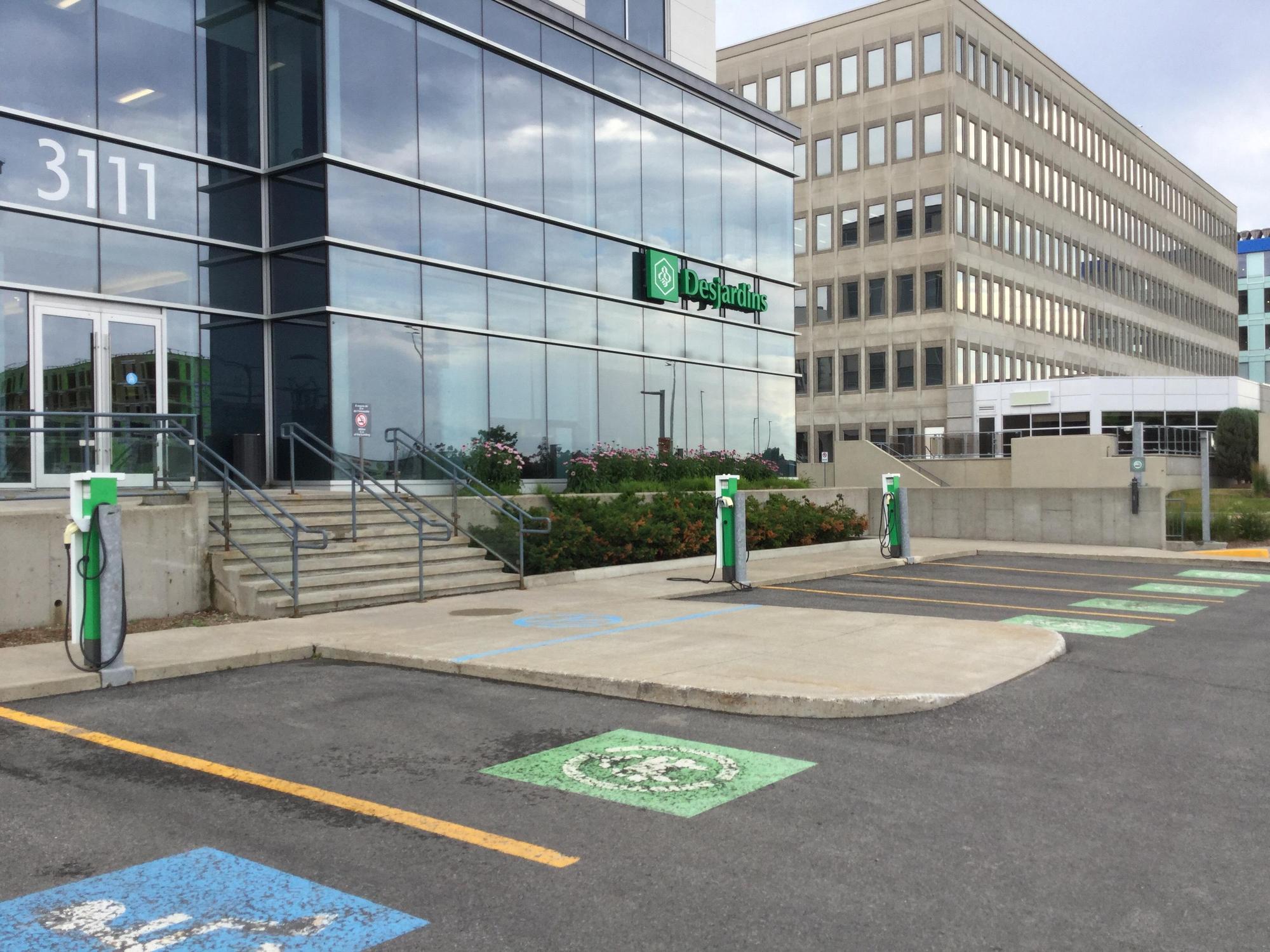 Caisse Desjardins Laval, QC EV Station