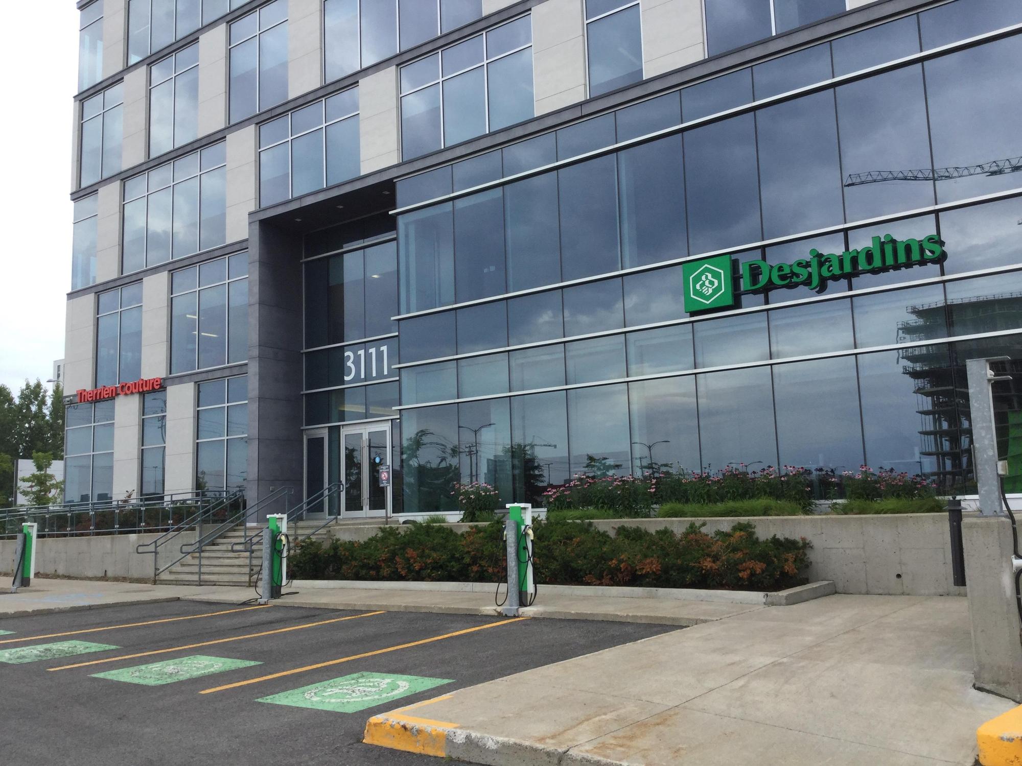 Caisse Desjardins Laval, QC EV Station