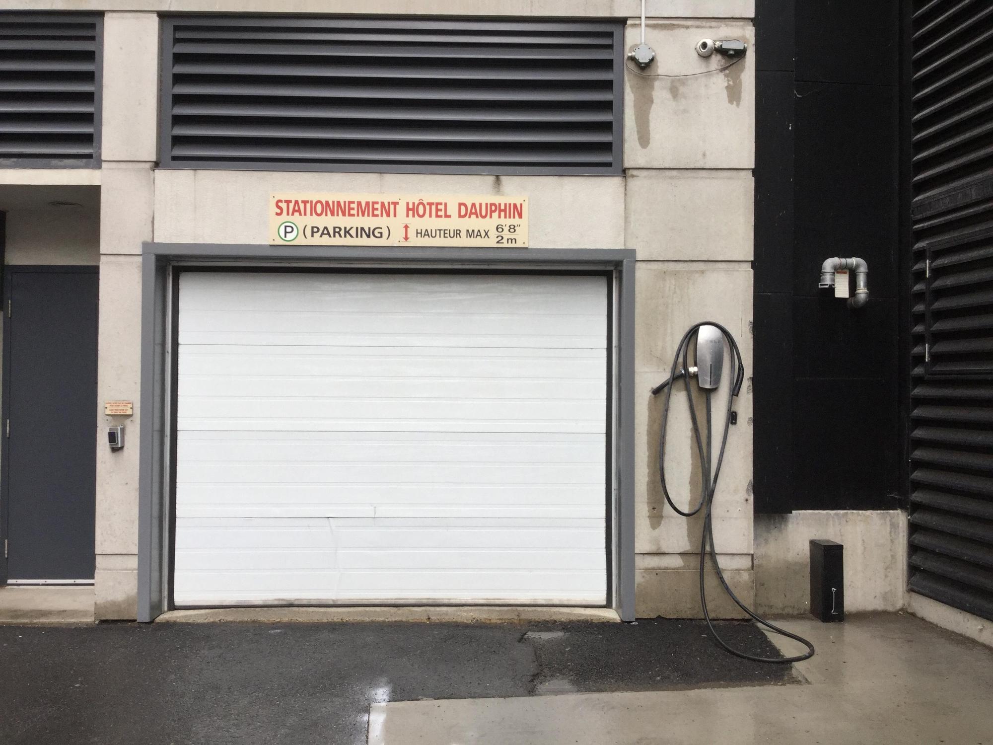 Hôtel Le Dauphin Montréal Montréal, QC EV Station