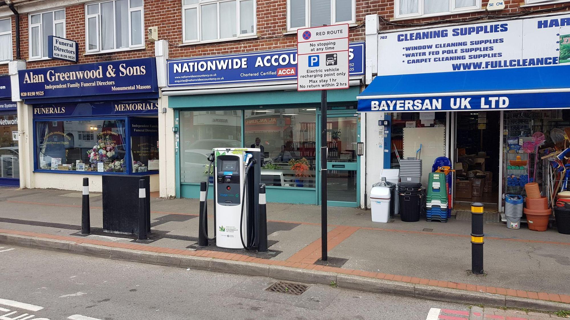 London Road Parking/Charging 708 London Rd, Sutton SM3 9BY, UK EV