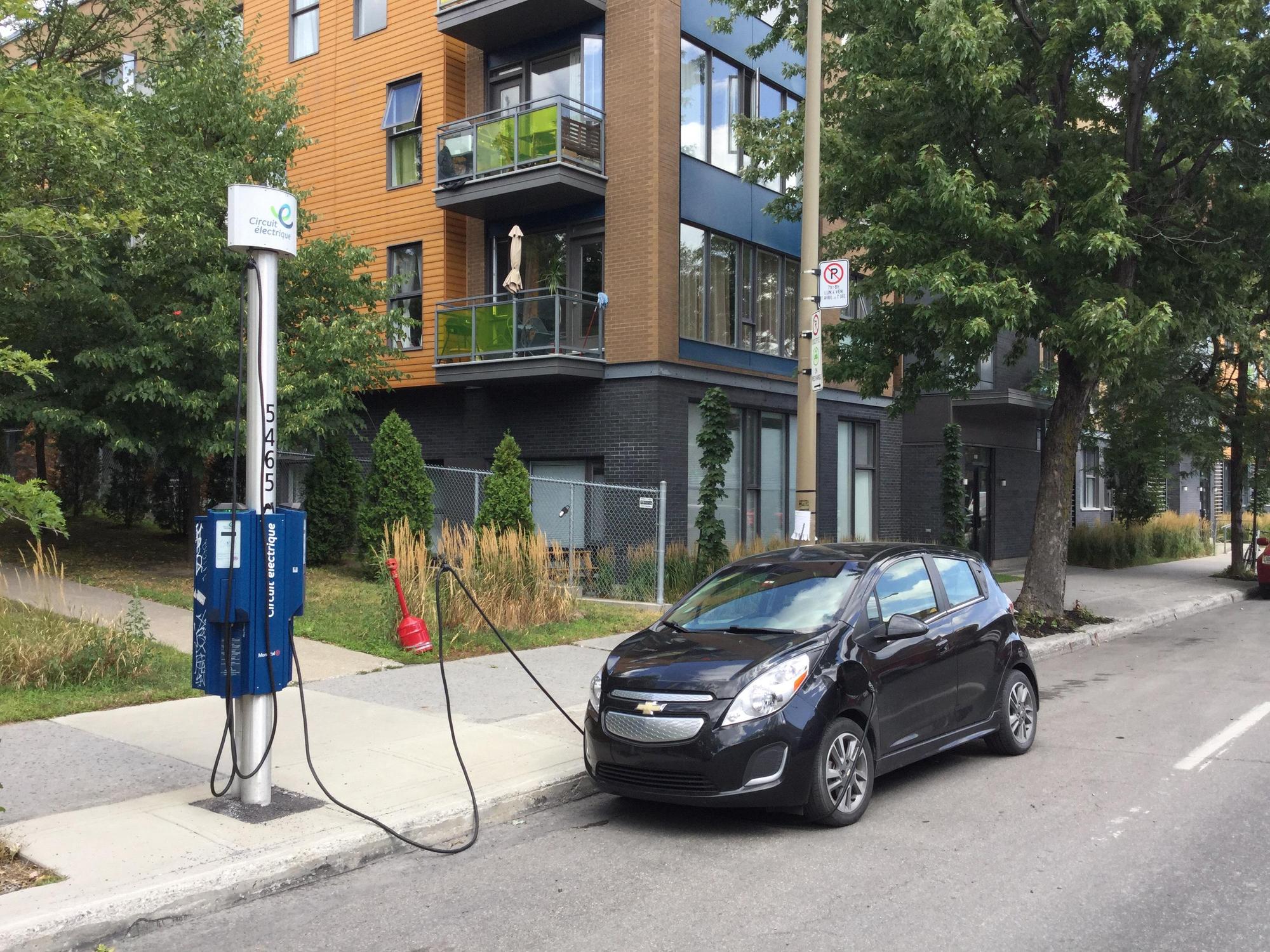 Rue SaintDenis Parking/Charging Montréal, QC EV Station