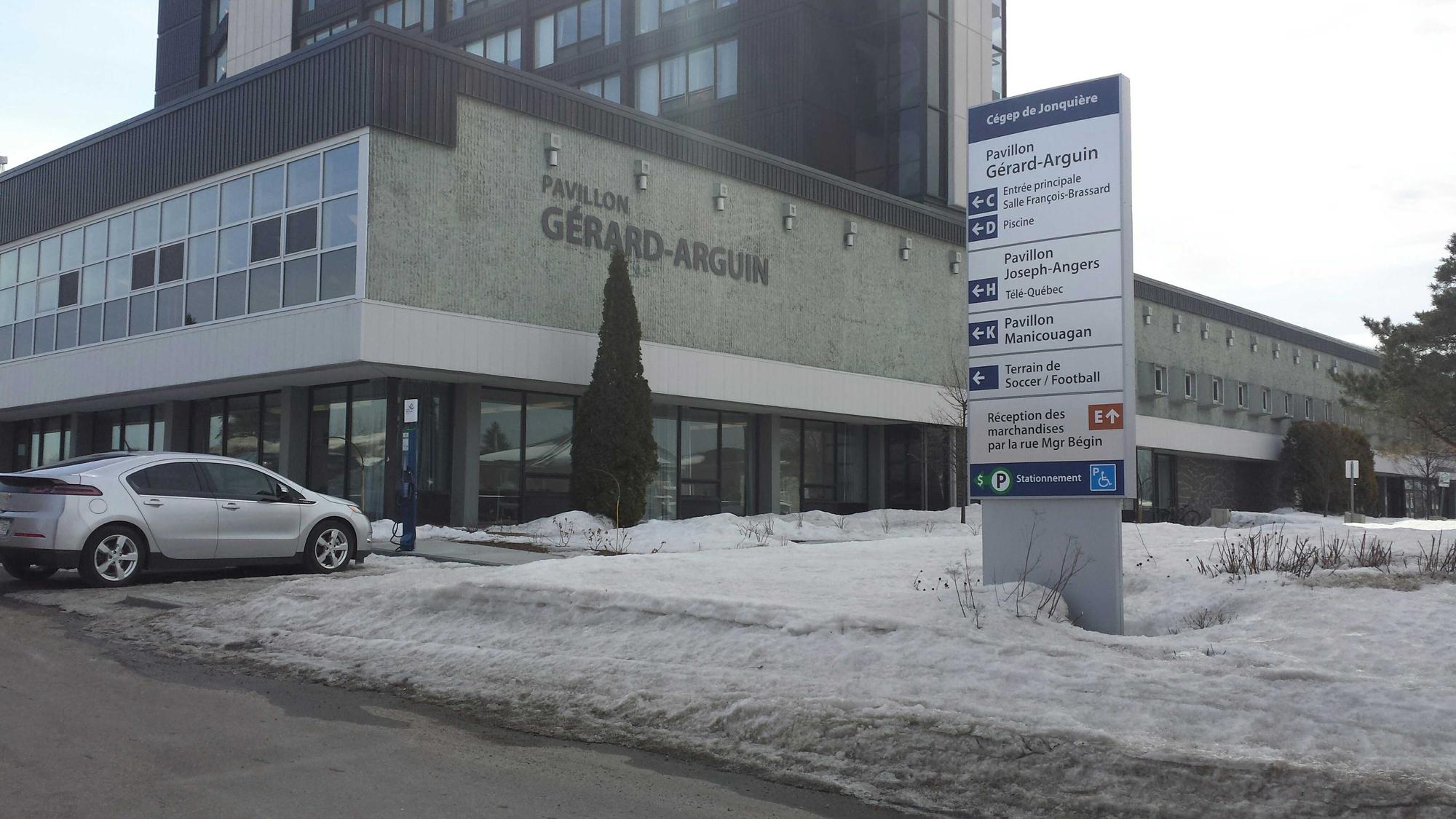 Cégep De Jonquière | Saguenay, QC | EV Station, image size:2000x1125