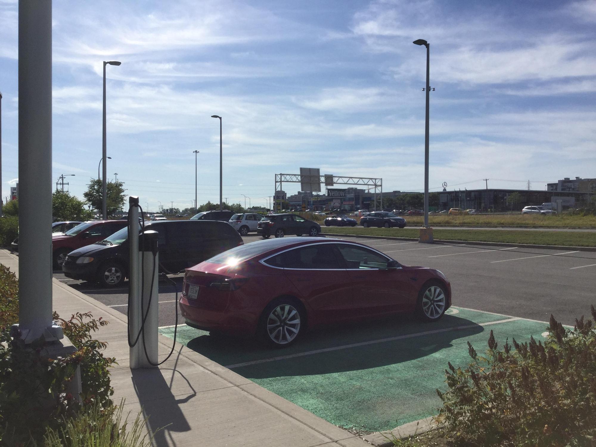 Mountain Equipment Company Laval, QC EV Station