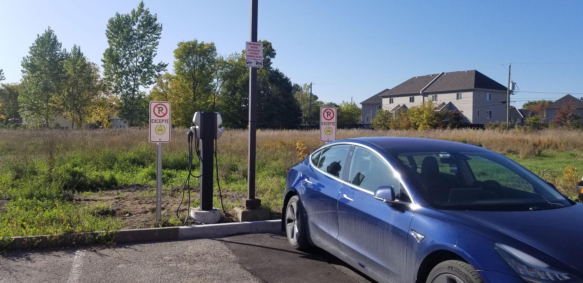 Pharmacie JeanCoutu SainteMarthesurleLac, QC EV Station