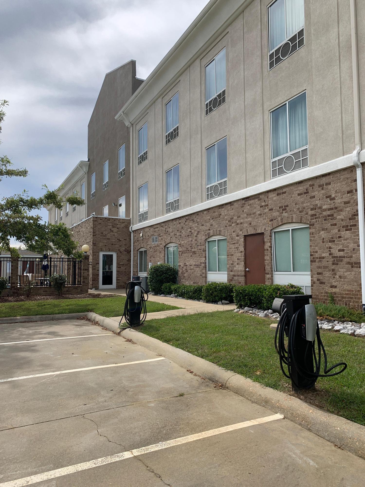 Holiday Inn Express and Suites Winona Winona, MS EV Station