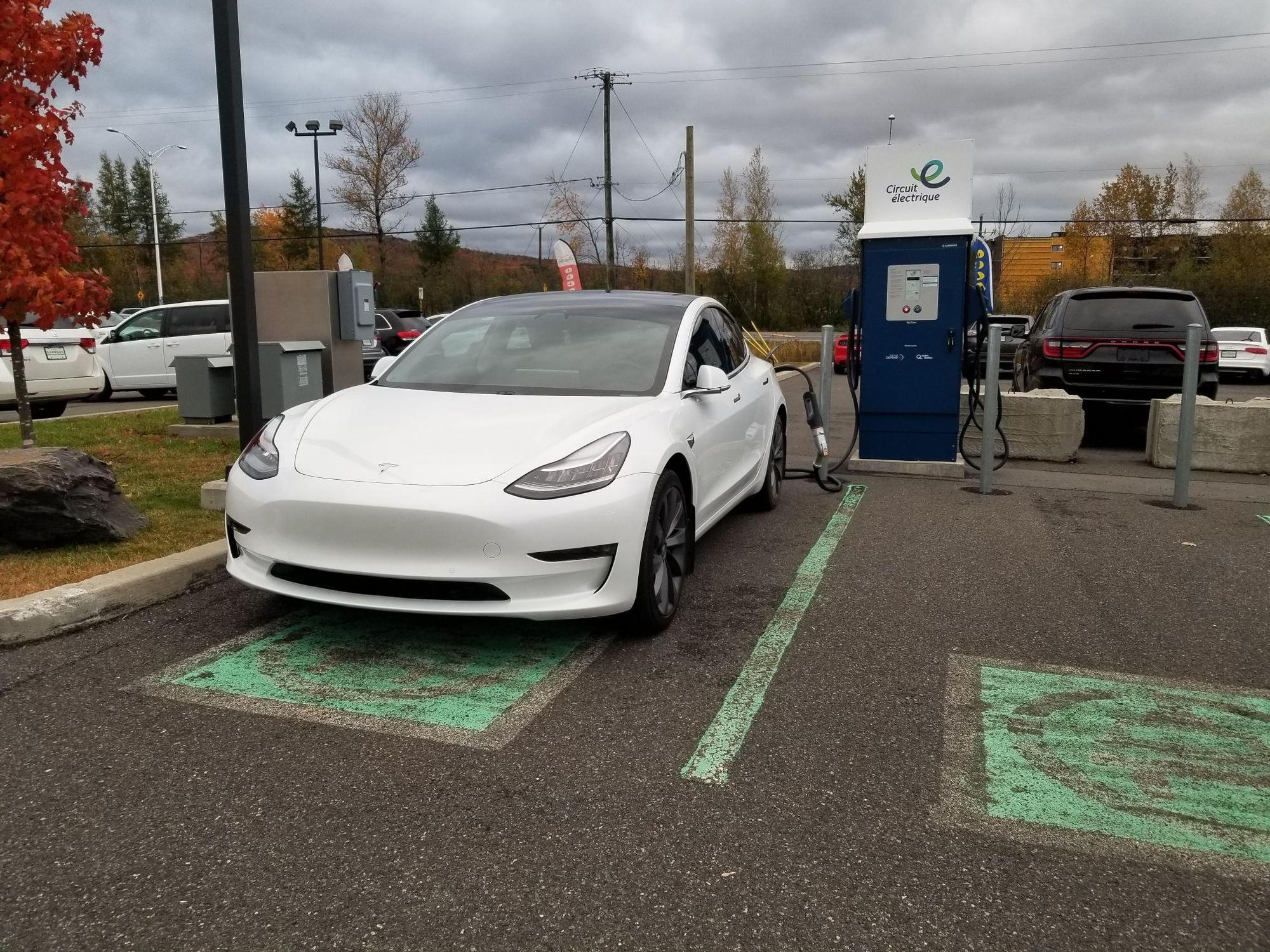 Deragon Sélection Cowansville, QC EV Station