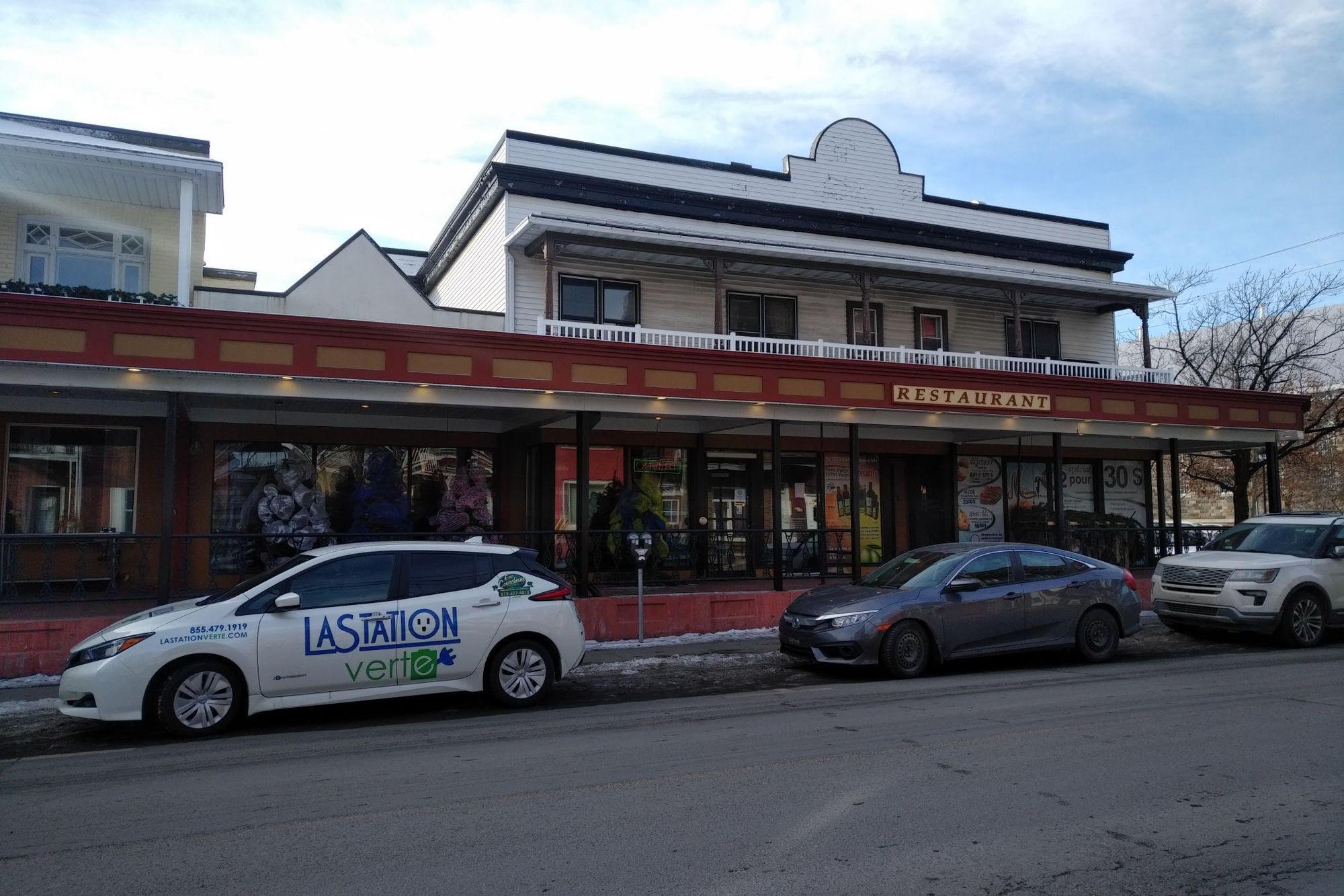 Restaurant Chez Maxime Victoriaville, QC EV Station